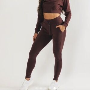 Alphalete identity jogger in Mahogany